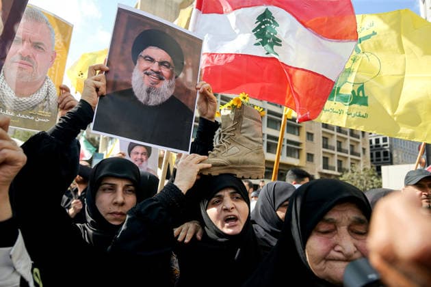 News Bilder des Tages April 11, 2026, Beirut, Beirut, Lebanon: A pro-Iranian Hezbollah supporter puts a military boot, that symbolizes the party militants fighting Israel, on her head during a protest against Lebanese Prime Minister Nawaf Salam outside his office in Beirut. Hezbollah has explicitly rejected both disarmament and participation in direct diplomatic talks with Israel, framing such moves as a constitutional breach and a surrender to Israeli pressure. Beirut Lebanon  - ZUMAn313 20260411_zip_n313_003 Copyright: xMarwanxNaamanix