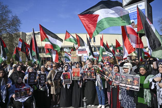 News Bilder des Tages Demonstration in support of Palestinians held in Berlin BERLIN, GERMANY - APRIL 11: Hundreds of people carrying Palestinian flags gather at Mehring Square in the Kreuzberg district and marched to the Gorlitzer Bahnhof metro station holding demonstration to support Palestinians in Berlin, the capital of Germany, on April 11, 2026. The demonstrators protested Israeli attacks on Palestinians and Lebanon, and the proposed death penalty for Palestinian prisoners in Israel. Halil Sagirkaya Anadolu Berlin Germany. Editorial use only. Please get in touch for any other usage.  Copyright: x2026xAnadoluxHalilxSagirkayax