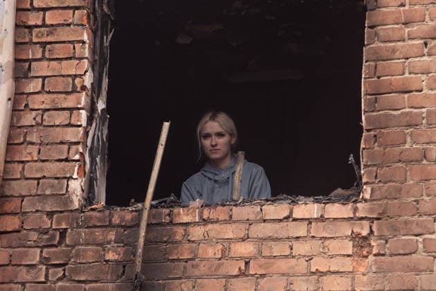 News Bilder des Tages #2 April 11, 2026, Sumy, Sumy, Ukraine: A resident stands at the window of his burnt-out house following a Russian drone strike in the city of Sumy, Ukraine. Sumy Ukraine  - ZUMAb286 20260411_zip_b286_010 Copyright: xFranciscoxRichartx