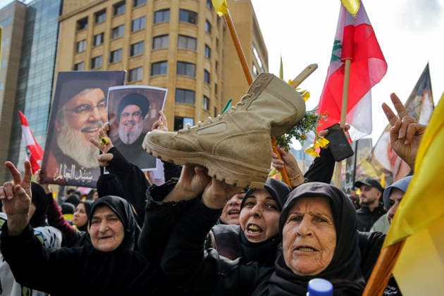 News Bilder des Tages April 11, 2026, Beirut, Beirut, Lebanon: Pro-Iranian Hezbollah supporters raise a military boot, as a symbol for the party militants fighting Israel, during a protest against Lebanese Prime Minister Nawaf Salam outside his office in Beirut. Hezbollah has explicitly rejected both disarmament and participation in direct diplomatic talks with Israel, framing such moves as a constitutional breach and a surrender to Israeli pressure. Beirut Lebanon - ZUMAn313 20260411_zip_n313_007 Copyright: xMarwanxNaamanix