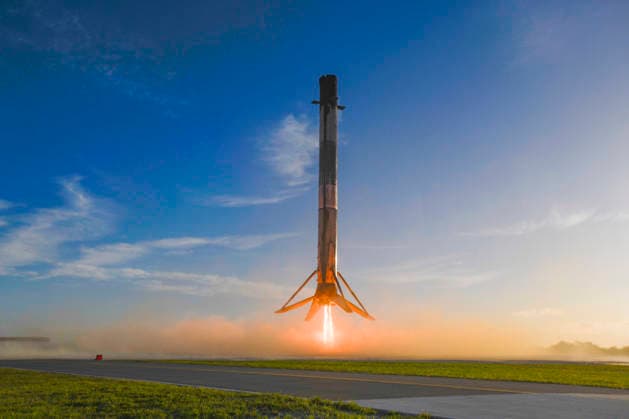 News Bilder des Tages A SpaceX Falcon 9 rocket booster stage returns back to Landing Zone 40 after launching a Cygnus cargo spacecraft for NASA from Launch Complex 40 at the Cape Canaveral Space Force Station, Florida on Saturday, April 11, 2026. Cygnus is carrying scientific equipment and supplies on a resupply mission to the International Space Station under NASA s Commercial Resupply Services (CRS) agreement.  CCP20260411027 JOExMARINO