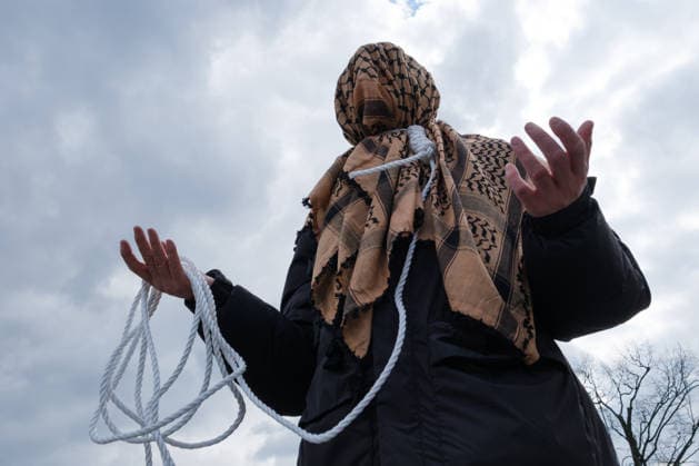 News Bilder des Tages April 11, 2026, Warsaw, Masovian Voivodeship, Poland: A protester dressed as a Palestinian prisoner holds a noose during a pro-Palestinian march through central Warsaw. The demonstration was organized under the slogan Ã¢â‚¬oeNever again for anyone is now! Free Palestine!Ã¢â‚¬Â? as a response to the Israeli Knesset s recent passing of a law making the death penalty the default punishment for Palestinians found guilty of acts of terrorism deemed intentional by a military court. Organizers also highlighted their support of the Global Sumud Flotilla, due to embark on its second humanitarian voyage to Gaza. Warsaw Poland  - ZUMAk204 20260411_zip_k204_016 Copyright: xRomanxKozielx
