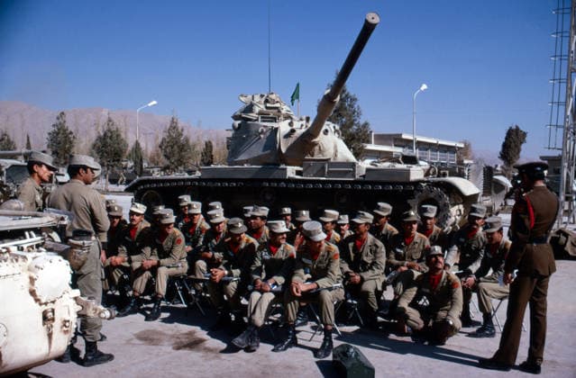 Iranische Soldaten sitzen während einer Ausbildungseinheit an einer Panzerschule in Shiraz im Jahr 1975 vor einem Chieftain Kampfpanzer und hören einem Ausbilder zu. Shiraz Fars Iran *** Iranian Soldiers sit during a Training unit to a Armored School in Shiraz at Year 1975 before a Chieftain Battle tanks and listen a Instructor to Shiraz Fars Iran Copyright: xUnitedxArchivesx xSvenxSimonxArchives SVS_94010004473