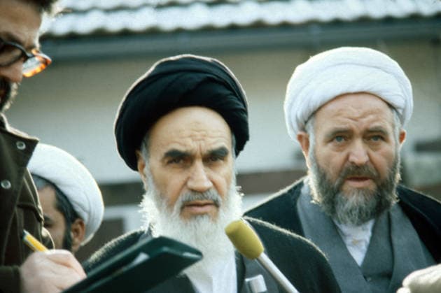 Ayatollah Ruhollah Khomeini spricht am 26. Januar 1979 vor seinem Exilhaus in Neauphle-le-Chateau mit Anhängern und westlichen Pressedelegationen, umringt von Geistlichen und Journalisten Neauphle-le-Chateau Yvelines Frankreich *** Ayatollah Ruhollah Khomeini speaks on 26 January 1979 before his Exile house in Neauphle Le Chateau with Trailers and Western Press delegations, surrounds from Clergy and Journalists Neauphle Le Chateau Yvelines France Copyright: xUnitedxArchivesx xSvenxSimonxArchives SVS_94010004527