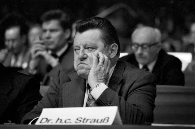 Franz Josef Strauß nimmt am CSU Wahlkongress in der Olympiahalle München teil. Das Foto zeigt ihn während der Veranstaltung. Deutschland, 1976 München Bayern Deutschland *** Franz Josef Strauss takes on CSU Election Congress in the Olympiahalle Munich Part the Photo shows him during the Event Germany, 1976 Munich Bavaria Germany Copyright: xUnitedxArchivesx xSvenxSimonxArchive SVS_94010004753