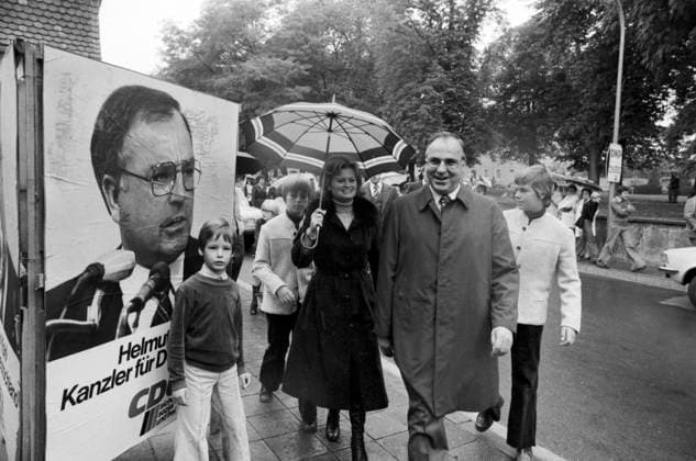 Helmut Kohl, seine Frau Hannelore und ihre Kinder Walter und Peter im Bundestagswahlkampf. Sie gehen auf einem Bürgersteig, im Hintergrund ist ein Wahlplakat von Helmut Kohl zu sehen. Deutschland, 1976 Ludwigshafen Rheinland-Pfalz Deutschland *** Helmut Cabbage, its Woman Hannelore and their Children Walter and Peter at German federal election campaign you go at a Sidewalk, at Background is a Election poster from Helmut Kohl to see Germany, 1976 Ludwigshafen Rhineland Palatinate Germany Copyright: xUnitedxArchivesx xSvenxSimonxArchives SVS_94010004886