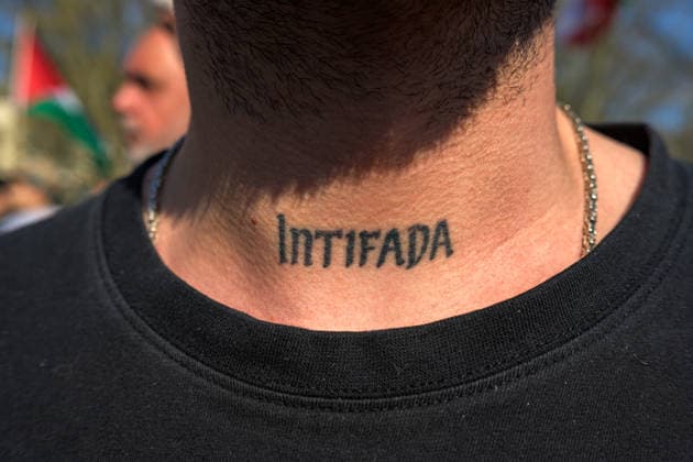 News Bilder des Tages #2 April 11, 2026, Berlin, Berlin, Germany: A protestor with a tatto on their neck with the word Intifada , on April 11, 2026 in Berlin, Germany. The monthly mass demonstration for Palestine took place this April in Berlin with the presence of Palestininans and allies protesting agains the attacks in Gaza, Lebabon and Iran from Israel and United States. Berlin Germany  - ZUMAk201 20260411_zip_k201_003 Copyright: xNikosxKanistrasx