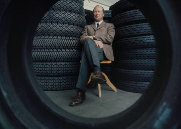 Hans Mayer jr., Geschäftsführer der Gummi-Mayer GmbH & Co. KG, sitzt in seinem Werk in Landau Pfalz. Er ist umgeben von gestapelten Reifen. Deutschland, 1980 Landau Rheinland-Pfalz Deutschland *** Hans Mayer Jr , Managing Director the Rubber Mayer GmbH Co KG, sits in his Work in Landau Palatinate he is surrounded from stacked Tyres Germany, 1980 Landau Rhineland Palatinate Germany Copyright: xUnitedxArchivesx xSvenxSimonxArchives SVS_94010004962