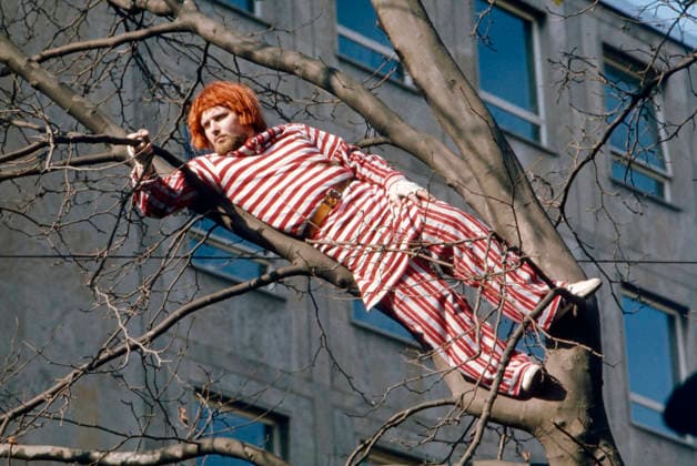 Karneval im Rheinland, 1986. Ein Mann mit roter Perücke, rotem Bart und einem rot-weiß gestreiften Kostüm liegt auf einem Baumast. Im Hintergrund ist ein Gebäude zu sehen. Das Foto wurde während des Karnevals aufgenommen. Deutschland, 1986. Nordrhein Westfalen Deutschland *** Carnival at Rhineland, 1986 a Man with Red Wig, red Beard and a Red white striped Costume is at a Baumast at Background is a Building to see the Photo was during of Carnivals included Germany, 1986 North Rhine Westphalia Germany Copyright: xUnitedxArchivesx xSvenxSimonxArchive SVS_94020000515