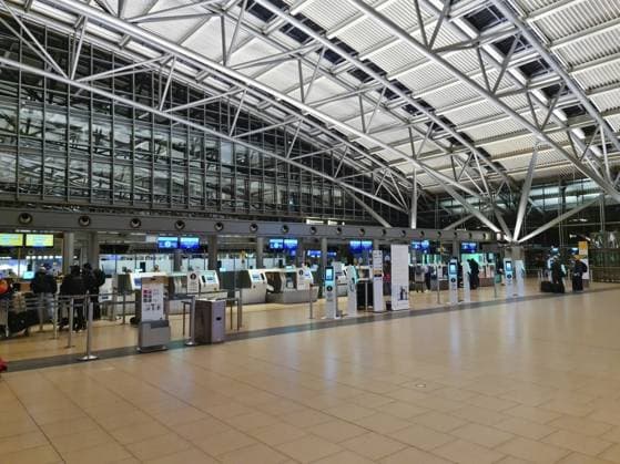 Hamburg, Deutschland 28. Februar 2025: Passagiere nutzen Self Check In Kioske am Flughafen Hamburg Hamburg, Germany - 28. February 2025: Passengers using self check-in kiosks at Hamburg Airport Copyright: imageBROKER MichaelxPiepgras ibliqx17179853.jpg