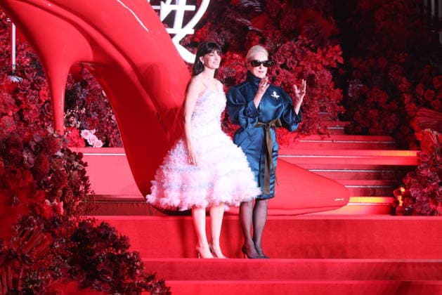 SHANGHAI, CHINA - APRIL 10: American actress Anne Hathaway (L) and American actress Meryl Streep attend the premiere of film The Devil Wears Prada 2 on April 10, 2026 in Shanghai, China. Copyright: xVCGx 111633999971