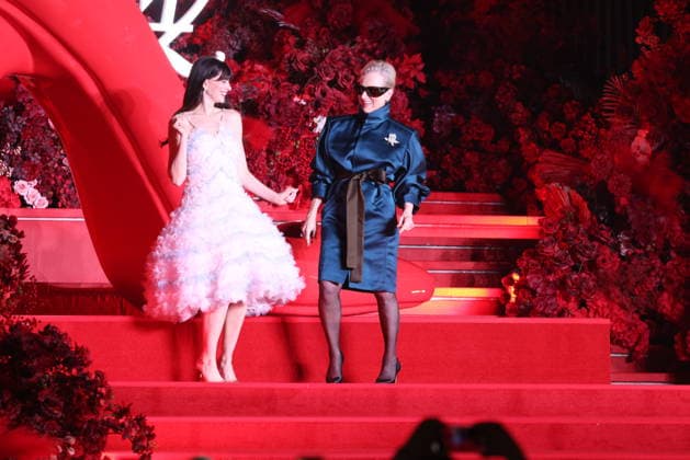 SHANGHAI, CHINA - APRIL 10: American actress Anne Hathaway (L) and American actress Meryl Streep attend the premiere of film The Devil Wears Prada 2 on April 10, 2026 in Shanghai, China. Copyright: xVCGx 111633999883