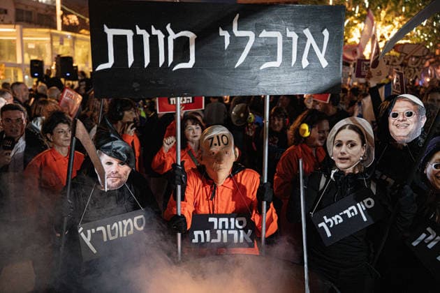 News Bilder des Tages #2 Israel Tel Aviv Anti-War Protest Israeli left-wing activists hold placards during an anti-war and anti-government demonstration in HaBima Square in Tel Aviv, Israel, on April 11, 2026. The protest came after a two-week ceasefire was announced between the US-Israel alliance and Iran following five weeks of conflict that left thousands dead, mainly in Iran and Lebanon, while the IDF said it would observe the ceasefire with Iran but continue targeting Hezbollah in Lebanon. Tel Aviv Tel Aviv Israel Copyright: xOrixAviramx