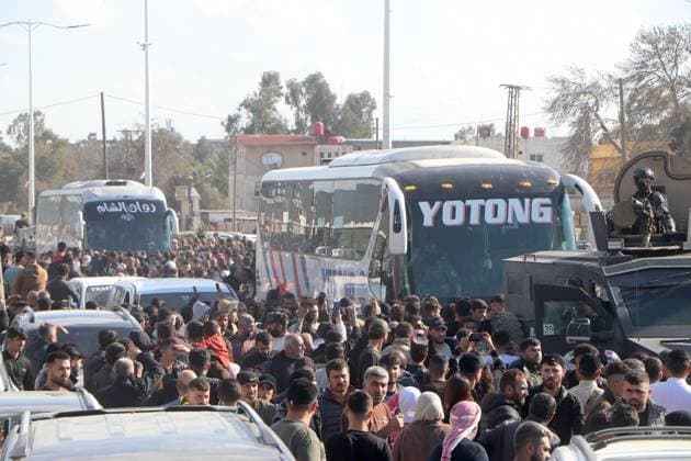 News Bilder des Tages #2 (260412) -- HASAKAH, April 12, 2026 -- People gather near buses carrying released detainees during a prisoner exchange between the Syrian interim authority and the Kurdish-led Syrian Democratic Forces (SDF) in Hasakah, Syria, April 11, 2026. TO GO WITH Syria releases new batch of detainees in ongoing exchange with Kurdish-led forces (Str Xinhua) SYRIA-HASAKAH-SDF-DETAINEES EXCHANGE MonsefxMemari 