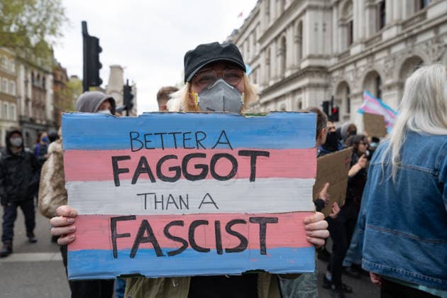News Bilder des Tages #2 April 11, 2026, London, United Kingdom: A protester holds a placard reading Better a faggot than a fascist during the rally. Trans rights activists staged a counter-demonstration in Westminster opposing a march by the group 199 Days Later?, amid ongoing debate over transgender rights and access to single-sex spaces in the United Kingdom. Protesters gathered with banners and placards expressing support for trans rights and criticizing what they describe as discriminatory policies. London United Kingdom  - ZUMAs197 20260411_aaa_s197_199 Copyright: xAndreaxDomeniconix