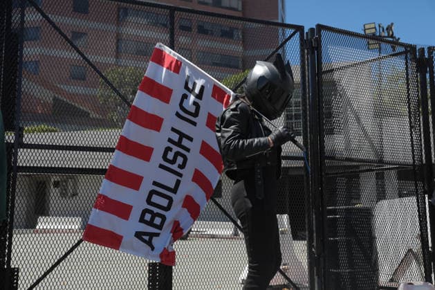 News Bilder des Tages #2 Anti-ICE protest in Los Angeles LOS ANGELES, CALIFORNIA - APRIL 11: A demonstrator stands outside of the Metropolitan Detention Center during an anti-ICE protest in Los Angeles, California, on April 11, 2026. Grace Hie Yoon Anadolu California United States. Editorial use only. Please get in touch for any other usage.  Copyright: x2026xAnadoluxGracexHiexYoonx