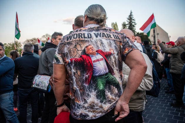 News Bilder des Tages #2 April 11, 2026, Budapest, Hungary: A supporter of Fidesz wears a t-shirt with the Hungarian Prime Minister, Viktor Orban, on it. It symbolizes to the Hungarian propaganda that Viktor Orban prevented World War III with his bravery. Fidesz supporters gathered on the Szentharomsag Square in Budapest, Hungary, the night before the election day for the campaign finishing party. Budapest Hungary  - ZUMAs197 20260411_aaa_s197_392 Copyright: xKrisztianxElekx