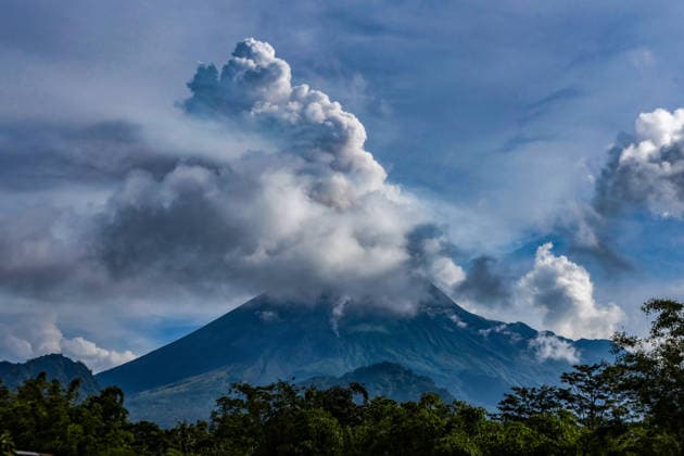 April 12, 2026, Sleman, Yogyakarta Special Regions, INDONESIA: Mount Merapi in Yogyakarta, Indonesia, experienced three hot ash cloud flows on the morning of Sunday, April 12, 2026, with the flows traveling up to 3 kilometers toward the Boyong River. According to the Yogyakarta Volcanology and Geological Hazard Mitigation Center (BPPTKG), volcanic activity at Mount Merapi has increased again, with three hot ash cloud flows occurring in the morning. Sleman INDONESIA - ZUMAr184 20260412_zap_r184_003 Copyright: xAntoniusxJagadxSRx