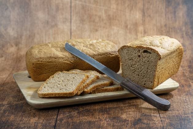 Selbstgebackenes Dinkelvollkornbrot, rustikal auf Holzbrett mit Brotmesser serviert, Studioaufnahme, Genthin, Sachsen Anhalt, Deutschland Home-baked whole grain spelt bread served in rustic style on wooden board with bread knife, studio shot, Genthin, Saxony-Anhalt, Germany Copyright: imageBROKER EdgarxLöhr ibxelf17266480.jpg