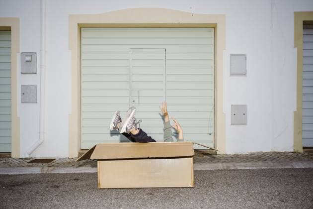 Ein kleiner Junge in Sportkleidung springt in eine Pappschachtel. Er liegt kopfüber in der Schachtel, seine Beine und Arme ragen heraus A little boy wearing sports clothing jumping into a cardboard box. He is upside down inside the box, with his legs and arms sticking out Copyright: imageBROKER EunikaxSopotnicka ibxeso17232999.jpg ,model released, Symbolfoto ,property released