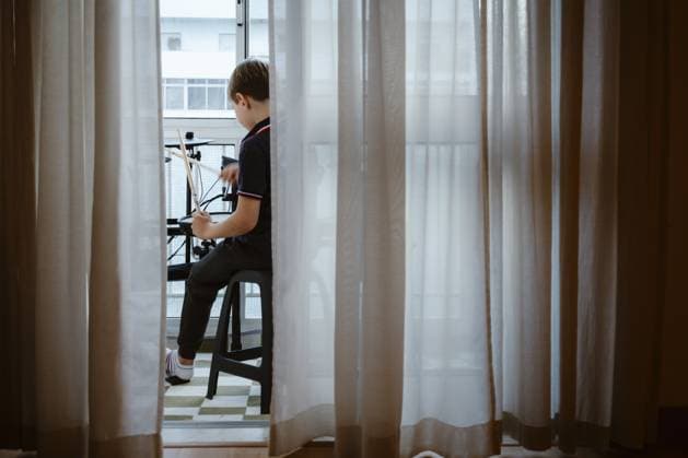 Junge spielt zu Hause elektronisches Schlagzeug auf dem Balkon, Kind übt Musik Boy playing electronic drums on balcony at home, child practicing music Copyright: imageBROKER EunikaxSopotnicka ibxeso17233014.jpg ,model released, Symbolfoto ,property released