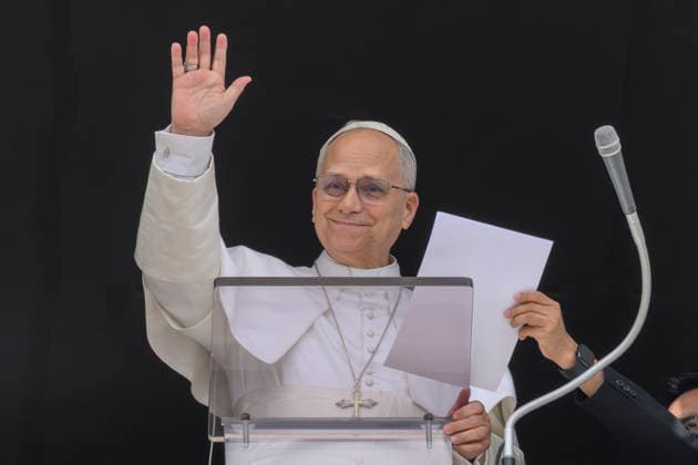 RECORD DATE NOT STATED ITALY - POPE LEO XIV WAVES RO THE CROWD FROM THE WINDOW OF THE APOSTOLIC PALACE OVERLOOKING ST PETER S SQUARE DURING THE ANGELUS PRAYER AT THE VATICAN- 2026 4 12 Italy, Rome, Vatican, 2026 4 12.Pope Leo XIV waves to the crowd from the window of the apostolic palace overlooking St. Peter s square during the Angelus prayer in the Vatican EDITORIAL USE ONLY - NO BOOKS Copyright: xVATICANxMEDIAx