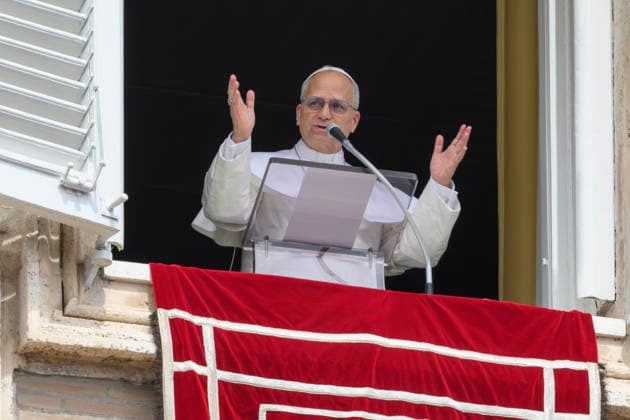 ITALY - POPE LEO XIV WAVES RO THE CROWD FROM THE WINDOW OF THE APOSTOLIC PALACE OVERLOOKING ST PETER S SQUARE DURING THE ANGELUS PRAYER AT THE VATICAN- 2026 4 12 Italy, Rome, Vatican, 2026 4 12.Pope Leo XIV waves to the crowd from the window of the apostolic palace overlooking St. Peter s square during the Angelus prayer in the Vatican EDITORIAL USE ONLY - NO BOOKS Copyright: xVATICANxMEDIAx