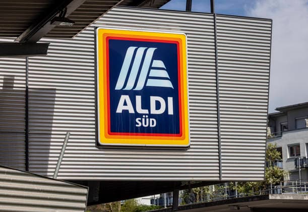 Supermarkt des Discounters Aldi Süd in Sindelfingen. Logo an der Fassade. 09.04.2026, Sindelfingen, Baden-Württemberg, Deutschland *** Supermarket of the discounter Aldi Süd in Sindelfingen Logo on the facade 09 04 2026, Sindelfingen, Baden Württemberg, Germany