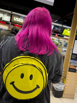 April 10, 2026, New York, New York, USA: Magenta hair and smiley face. New York USA  - ZUMAm57_ 20260410_zaf_m57_006 Copyright: xJohnxMarshallxMantelx