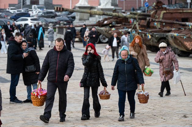 Orthodox Christians celebrate Easter in Kyiv KYIV, UKRAINE - APRIL 12: Kyiv residents walk holding Easter baskets with food on St.Michael s square in Kyiv, Ukraine on April, 12, 2026. Danylo Antoniuk Anadolu Kiev Ukraine. Editorial use only. Please get in touch for any other usage.  Copyright: x2026xAnadoluxDanyloxAntoniukx