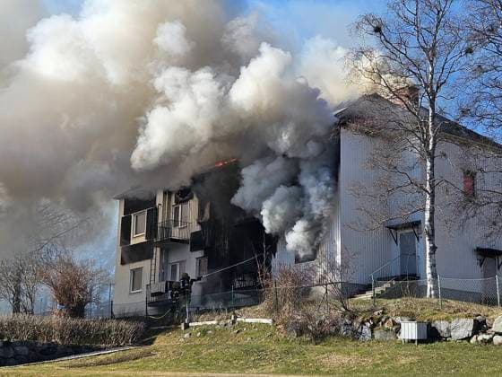 RECORD DATE NOT STATED SUNDSVALL 2026-04-12 Räddningstjänsten bekämpar en kraftig brand i ett flerfamiljshus i Hemmanet söder om Sundsvall. Rökutvecklingen är sa kraftig att allmänheten varnas. En kvinna har förts till sjukhus. SUNDSVALL SVERIGE x10358x *** SUNDSVALL 2026 04 12 The emergency services are fighting a heavy fire in an apartment building in Hemmanet south of Sundsvall The smoke is so heavy that the public is warned A woman has been taken to hospital SUNDSVALL SWEDEN x10358x  Copyright: xNiclasxThunborg Gobiten TTx BRAND I HEMMANET UTANFÖR SUNDSVALL HvgYMNPmuwI