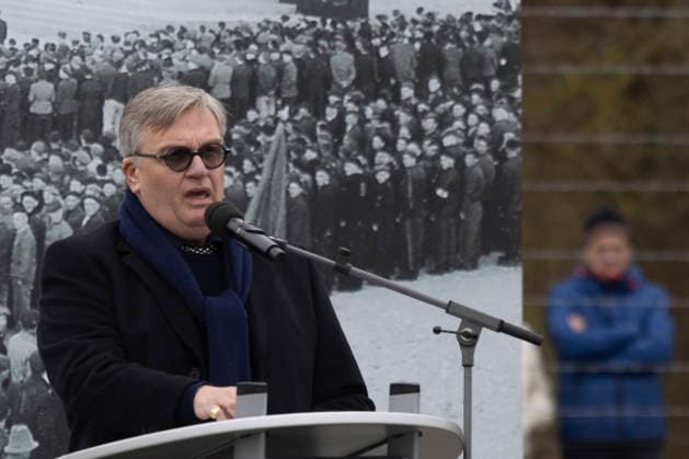 Gedenkfeier am Sonntag (12.04.2026) zum 81. Jahrestag der Befreiung des NS-Konzentrationslagers (KZ) Buchenwald durch US-Truppen am 11. April 1945. (Foto: Schauspieler, Comedian und Autor Hape Kerkeling, spricht beim Festakt. Er ist der Enkel eines ehemaligen Haeftlings im KZ Buchenwald) In das KZ Buchenwald bei Weimar und seine Aussenlager hatten die Nationalsozialisten zwischen 1937 und 1945 etwa 280.000 Menschen verschleppt, darunter Zehntausende Juedinnen und Juden. 56.000 Menschen wurden hier ermordet oder starben an Hunger, Krankheiten, durch Zwangsarbeit oder medizinische Experimente. (Siehe epd-Meldung vom 12.04.2026) EDITORIAL USE ONLY *** Commemorative ceremony on Sunday 12 04 2026 on the 81st anniversary of the liberation of the Copyright: epd-bild Paul-PhilippxBraun epd-Buchenwald_Gedenken12-kopieren