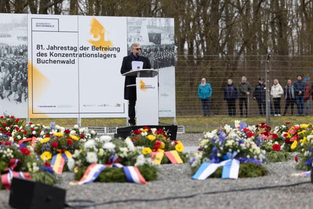 Gedenkfeier am Sonntag (12.04.2026) zum 81. Jahrestag der Befreiung des NS-Konzentrationslagers (KZ) Buchenwald durch US-Truppen am 11. April 1945. (Foto: Schauspieler, Comedian und Autor Hape Kerkeling, spricht beim Festakt. Er ist der Enkel eines ehemaligen Haeftlings im KZ Buchenwald) In das KZ Buchenwald bei Weimar und seine Aussenlager hatten die Nationalsozialisten zwischen 1937 und 1945 etwa 280.000 Menschen verschleppt, darunter Zehntausende Juedinnen und Juden. 56.000 Menschen wurden hier ermordet oder starben an Hunger, Krankheiten, durch Zwangsarbeit oder medizinische Experimente. (Siehe epd-Meldung vom 12.04.2026) EDITORIAL USE ONLY *** Commemorative ceremony on Sunday 12 04 2026 on the 81st anniversary of the liberation of the Copyright: epd-bild Paul-PhilippxBraun 12042026-ppb-201