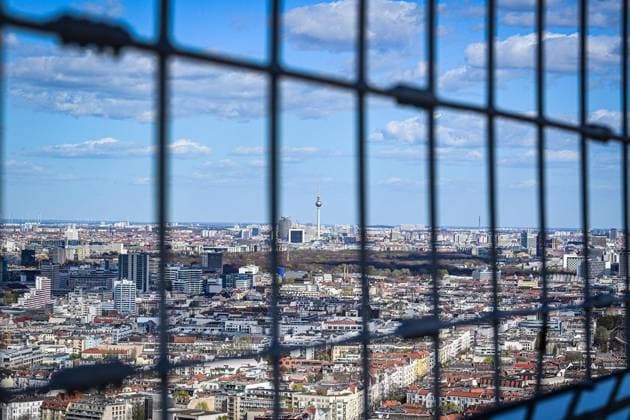 100 Jahre Berliner Funkturm am Messegelände ** NUR FÜR REDAKTIONELLE ZWECKE ** EDITORIAL USE ONLY **<p>3. September 1926: Eröffnung zur 3. Großen Deutschen Funkausstellung. Der höchste Turm Deutschlands wird als Wunder der Technik gefeiert. Flohr-Otis-Fahrstuhl rast mit 2,5 m s in die Höhe Rekord. Der Turm ist mmer noch ein echtes Technik-Highlight. Der Berliner Funkturm (umgangssprachlich als Langer Lulatsch bekannt) ist ein 146,7 Meter hoher Stahlfachwerkturm auf dem Messegelände im Berliner Ortsteil Westend und eines der Wahrzeichen der Stadt. Der vom Architekten Heinrich Straumer entworfene Sendeturm wurde 1926 zur 3. Großen Deutschen Funk-Ausstellung Berlin in Betrieb genommen und ist damit 43 Jahre älter als der Berl Copyright: MaurizioxGambarini doc85dz7igjt401c8jtbxf ,EDITORIAL USE ONLY
