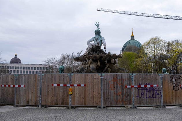Von einem Bauzaun umgebener Neptunbrunnen auf dem Berliner Alexanderplatz. The Neptune Fountain on Berlin s Alexanderplatz, surrounded by a construction fence. Neptunbrunnen *** Neptune Fountain on Berlin s Alexanderplatz, surrounded by a construction fence The Neptune Fountain on Berlin s Alexanderplatz, surrounded by a construction fence Neptune Fountain sp2026041026647.jpg