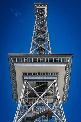 100 Jahre Berliner Funkturm am Messegelände ** NUR FÜR REDAKTIONELLE ZWECKE ** EDITORIAL USE ONLY **<p>3. September 1926: Eröffnung zur 3. Großen Deutschen Funkausstellung. Der höchste Turm Deutschlands wird als Wunder der Technik gefeiert. Flohr-Otis-Fahrstuhl rast mit 2,5 m s in die Höhe Rekord. Der Turm ist mmer noch ein echtes Technik-Highlight. Der Berliner Funkturm (umgangssprachlich als Langer Lulatsch bekannt) ist ein 146,7 Meter hoher Stahlfachwerkturm auf dem Messegelände im Berliner Ortsteil Westend und eines der Wahrzeichen der Stadt. Der vom Architekten Heinrich Straumer entworfene Sendeturm wurde 1926 zur 3. Großen Deutschen Funk-Ausstellung Berlin in Betrieb genommen und ist damit 43 Jahre älter als der Berl Copyright: MaurizioxGambarini doc85dz9gpwk29cotyvbyh ,EDITORIAL USE ONLY