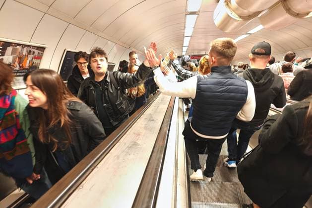 Budapest, Ungarn, 12.04.2026: Parlamentswahl: Anhänger feiern am Abend und klatschen sich auf den Rolltreppen der Metro-Station nahe der Wahlparty der Tisztelet és Szabadság Párt (kurz TISZA) ab *** Budapest, Hungary, 12 04 2026 Parliamentary election Supporters celebrate in the evening and high-five each other on the escalators of the metro station near the election party of Tisztelet és Szabadság Párt, TISZA for short Copyright: xdtsxNachrichtenagenturx dts_114740