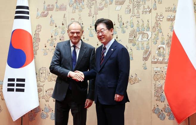 Polish leader in Seoul Polish leader in Seoul South Korean President Lee Jae Myung (R) shakes hands with Polish Prime Minister Donald Tusk before holding summit talks at Cheong Wa Dae in Seoul on April 13, 2026. (Yonhap) 2026-04-13 10:50:05 < 1980-2026 YONHAPNEWS AGENCY. .> ¼­¿ïÆ¯º°½Ã EDITORIAL USE ONLY  Copyright: xx PYH2026041305550031500 YonhapxNewsx yonphotos251360