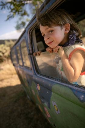 Dreamy Child Gazing Out of Vintage Art Bus Outdoors San Miguel de Allende, Guanajuato, Mexico CR_WDJM260411-1995917-01 ,model released, Symbolfoto