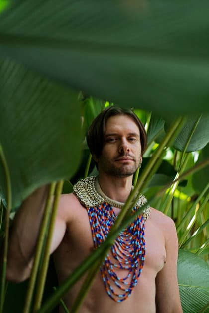 Man with multicolored beaded necklace among tropical leaves Dalung, Bali, Indonesia CR_YUKI260411C-1994043-01 ,model released, Symbolfoto