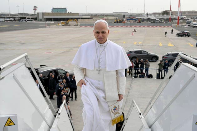 ITALY - POPE LEO XIV TO ALGIERS AT ROME S GIUMICINO AIRPOT- 2026 4 13 Italy, Rome, Vatican, 2026 4 13. Pope Leo XIV boards his plane heading to Algiers at Rome s Fiumicino airport. Pope Leo XIV embarks today on an 11-day visit to Algeria, Cameroon, Angola and Equatorial Guinea for his first major international trip since becoming pontiff last year. EDITORIAL USE ONLY - NO BOOKS Copyright: xVATICANxMEDIAx