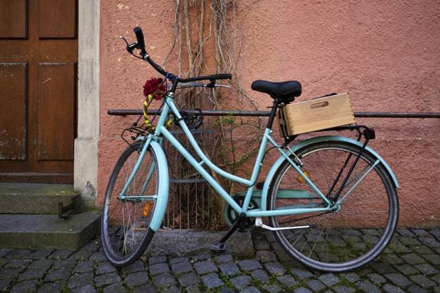 Damenfahrrad, Fahrrad, türkis, lehnt an Hauswand, rosa, Lindau, Bayern, Bodensee, Deutschland Women s bicycle, bicycle, turquoise, leaning against house wall, pink, Lindau, Bavaria, Lake Constance, Germany Copyright: imageBROKER MichaelxWeber ibximw17314136.jpg