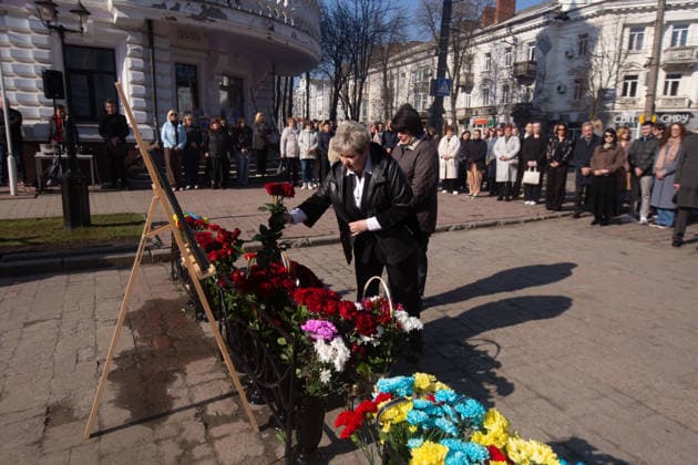 First anniversary of Russian airstrike on Petropavlivska Street in Sumy SUMY, UKRAINE - APRIL 13: Mourners pay tribute with flowers during a memorial service at the site of a Russian airstrike on Petropavlivska Street, marking its first anniversary which left 35 people dead and dozens injured, in the city of Sumy, Ukraine, on April 13, 2026. Francisco Richart Anadolu Sumy Ukraine. Editorial use only. Please get in touch for any other usage.  Copyright: x2026xAnadoluxFranciscoxRichartx
