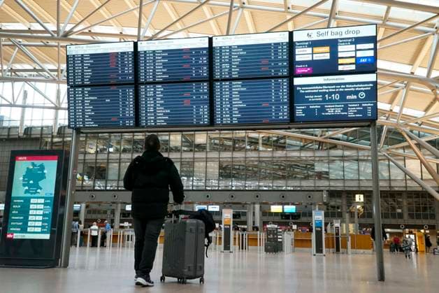 CNTV LUFTHANSA- Warnstreik bei Lufthansa und Eurowings Piloten Urlauber stehen vor der Anzeigetafel gestrichene Fluege Cancelled Abfertigungsgebaeude Abfertigungshalle des Helmut Schmidt Airport am Donnerstag 13.04.2026 in Hamburg Hamburg Deutschland *** CNTV LUFTHANSA warning strike at Lufthansa and Eurowings pilots Vacationers stand in front of the scoreboard canceled flights Cancelled check-in building check-in hall of Helmut Schmidt Airport on Thursday 13 04 2026 in Hamburg Hamburg Germany