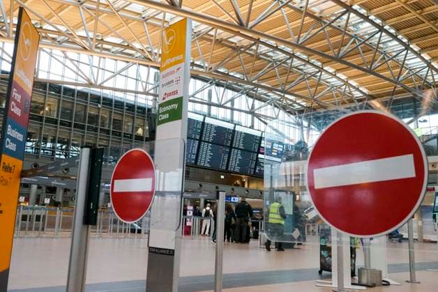 CNTV LUFTHANSA- Warnstreik bei Lufthansa und Eurowings Piloten Flughafenterminal Sperrung Urlauber gesperte Zugaenge leere Abferigungsschalter Warnstreik der Piloten kaum Passagiere im Flughafenterminal Abfertigungsgebaeude Abfertigungshalle des Helmut Schmidt Airport am Donnerstag 13.04.2026 in Hamburg Hamburg Deutschland *** CNTV LUFTHANSA warning strike at Lufthansa and Eurowings pilots airport terminal closure vacationers blocked trains empty check-in counters warning strike of the pilots hardly any passengers in the airport terminal check-in building check-in hall of Helmut Schmidt Airport on Thursday 13 04 2026 in Hamburg Hamburg Germany