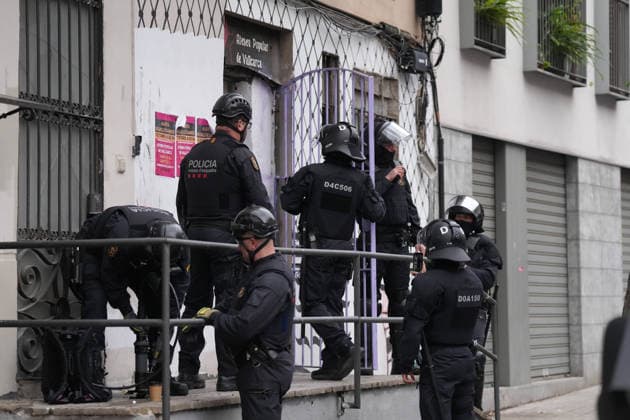 Eviction of the Ateneu Popular Vallcarca Barcelona Agents of the Mossos d Esquadra seal and cordon the place after the eviction of the Ateneu Popular Vallcarca, on April 13, 2026, in Barcelona, Catalonia Spain The Ateneu Popular de Vallcarca is a self-managed social center, squatted for more than fifteen years in the avenue Vallcarca, 91, and owned by the fund Promontoria Coliseum Real State SL, which currently promotes the eviction in the context of urban and housing conflict that lives this Barcelona neighborhood 13 APRIL 2026 Barcelona, Catalunya Barcelona, Catalunya Espana  Copyright: xDavidxZorrakinox 7434994