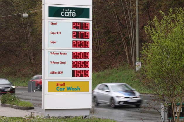 Das neue Spritgesetz ist seit dem 01.04.2026 in Kraft. Die Tankstellen duerfen (dürfen) nur noch einmal am Tag (um 12:00 Uhr) die Preise erhoehen (erhöhen). Die Preise absenken ist jedoch jederzeit moeglich (möglich). Wie hoch geht der Spritpreis wegen des Krieges im Iran? Shell Tankstelle in Siegen. Die aktuellen Spritpreise am Mittag nach 12:00 Uhr. Die Preise haben schon lange deutlich die 2 Euro Marke ueberschritten (überschritten). Tankstelle, Spritpreise am 13.04.2026 in Siegen Deutschland. *** The new fuel law has been in force since 01 04 2026 The petrol stations are only allowed to increase prices once a day at 12 00 noon However, prices can be lowered at any time How high is the fuel price because of the war in Iran Shell petr