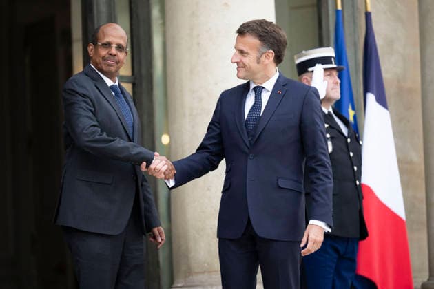 French President Welcomes African Union Chairperson - Paris French president Emmanuel macron welcomes the Chairperson of the African Union Commission Mahmoud Ali Youssouf at Elysee Palace in Paris on April 13, 2026.Photo by Eliot Blondet ABACAPRESS.COM Paris Ile-de-France France  Copyright: xBlondetxEliot ABACAx