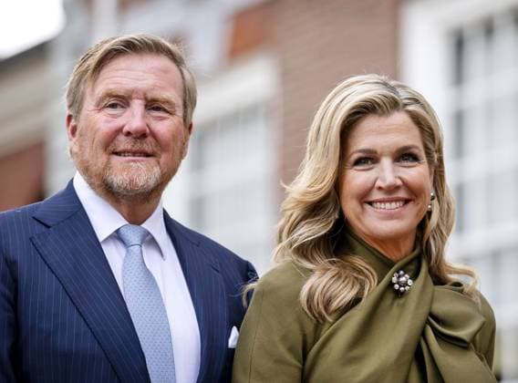 PHILADELPHIA - King Willem-Alexander and Queen Maxima are received by the Governor of Pennsylvania, Josh Shapiro, and First Lady Lori Shapiro prior to the start of a visit to Independence Hall. The royal couple paid a three-day working visit to Philadelphia, Washington D.C., and Miami in the United States (US). REMKO DE WAAL ANP netherlands out - belgium out  Copyright: xx x555710813x originalFilename: 555710813.jpg