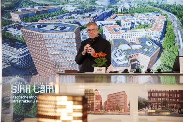 Spatenstich für den S!nn-Campus am Südkreuz ** NUR FÜR REDAKTIONELLE ZWECKE ** EDITORIAL USE ONLY **<p>Stefan Evers (CDU), Finanzsenator, steht vor einem Modell des Projekts S!nn-Campus am Südkreuz. Heute fand der Spatenstich von dem Projekt statt. Die Fertigstellung ist für das Jahr 2029 geplant. Deutschland Berlin Berlin Copyright: JoergxCarstensen Copyright: JoergxCarstensen doc85eezd9siqrxwbisa8j ,EDITORIAL USE ONLY